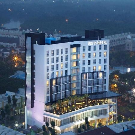 Brits Hotel Karawang Esterno foto