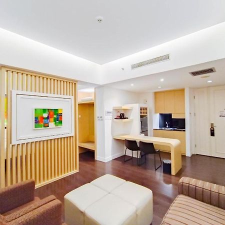 Brits Hotel Karawang Esterno foto
