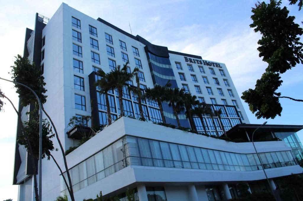 Brits Hotel Karawang Esterno foto