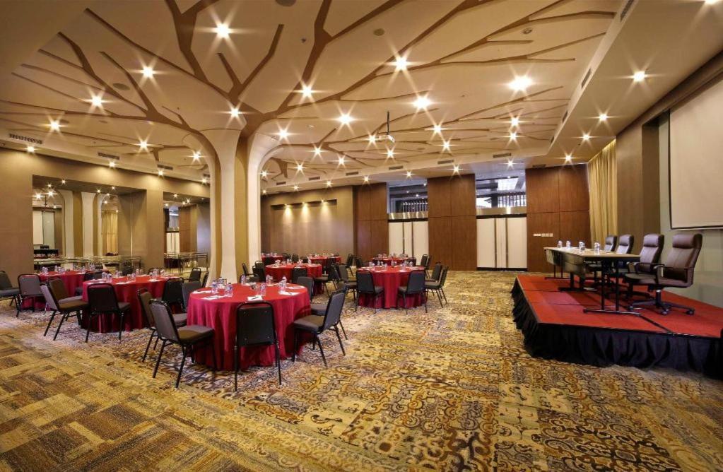 Brits Hotel Karawang Esterno foto