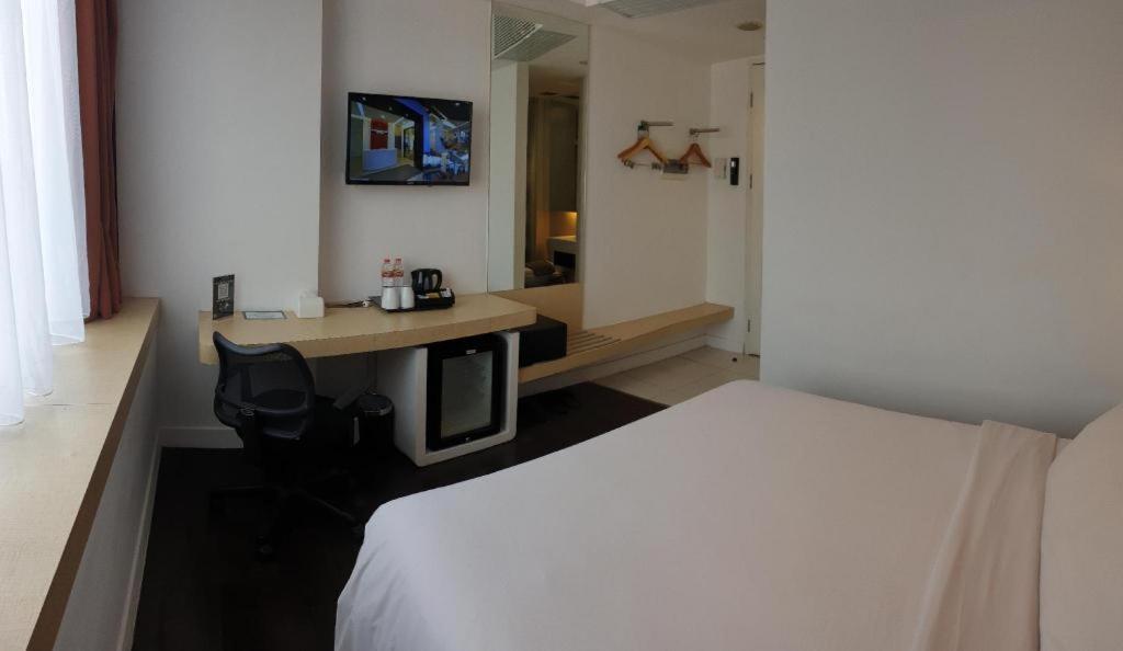 Brits Hotel Karawang Esterno foto