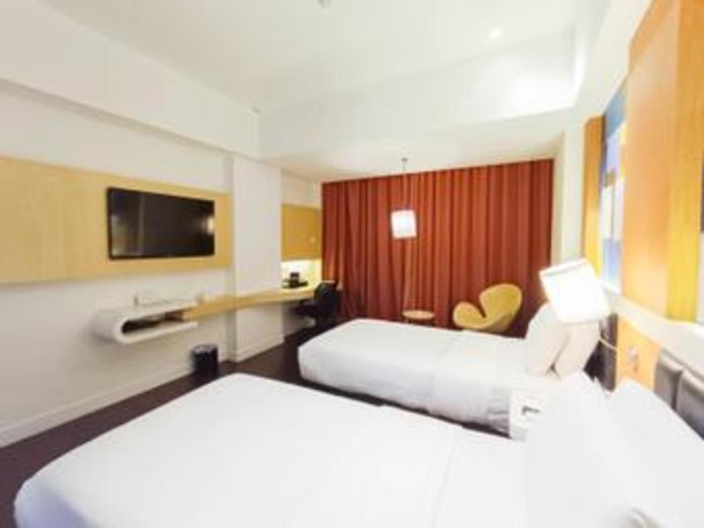 Brits Hotel Karawang Esterno foto