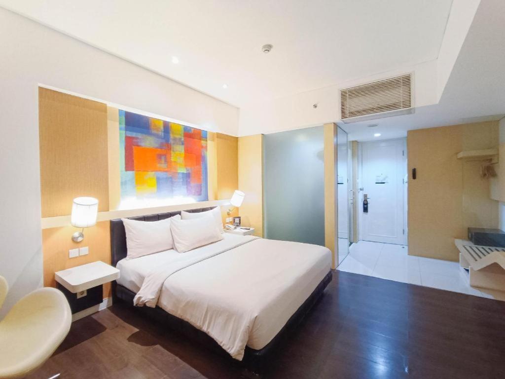 Brits Hotel Karawang Esterno foto