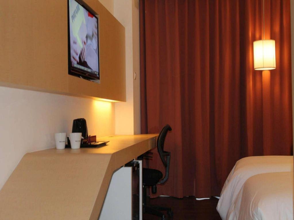 Brits Hotel Karawang Esterno foto