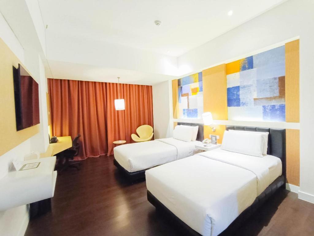 Brits Hotel Karawang Esterno foto