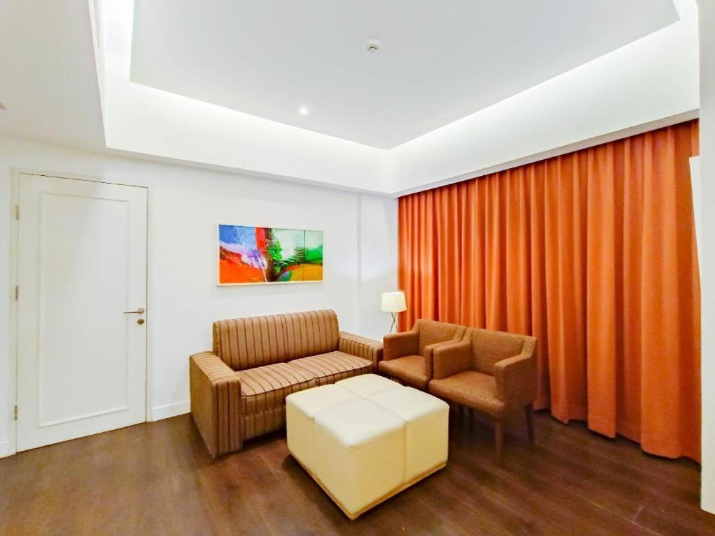 Brits Hotel Karawang Esterno foto