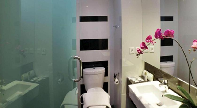 Brits Hotel Karawang Esterno foto