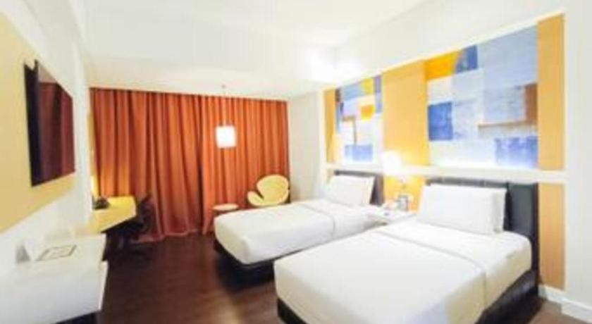 Brits Hotel Karawang Esterno foto
