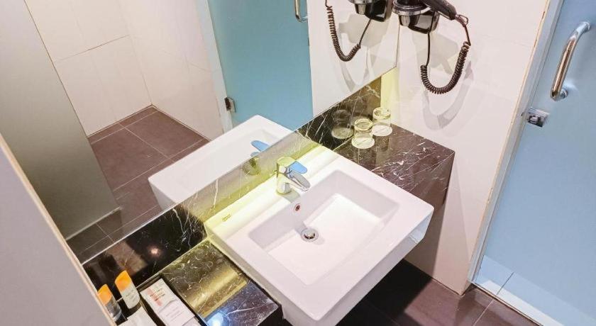 Brits Hotel Karawang Esterno foto