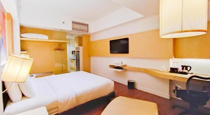 Brits Hotel Karawang Esterno foto