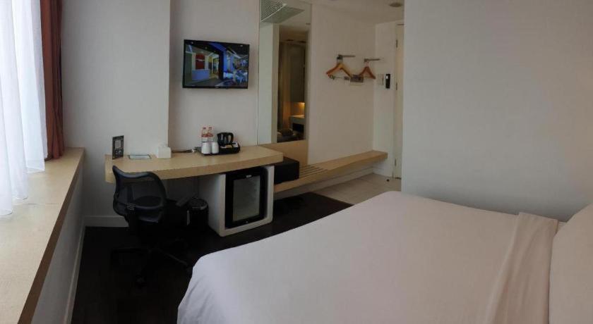 Brits Hotel Karawang Esterno foto