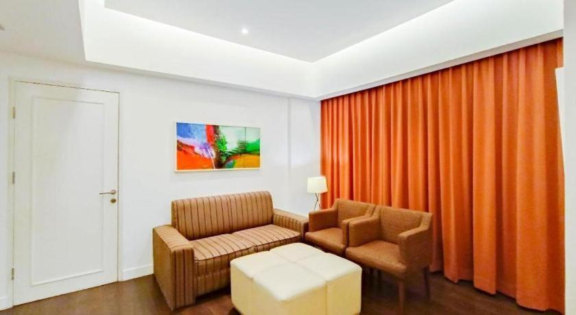 Brits Hotel Karawang Esterno foto