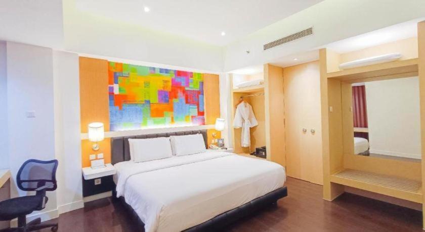 Brits Hotel Karawang Esterno foto