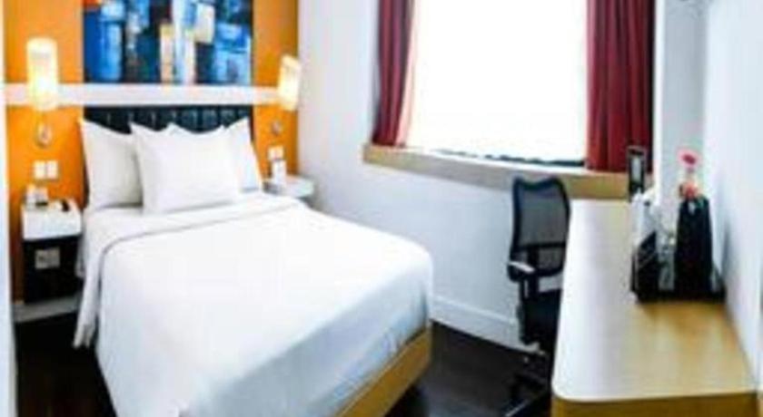Brits Hotel Karawang Esterno foto