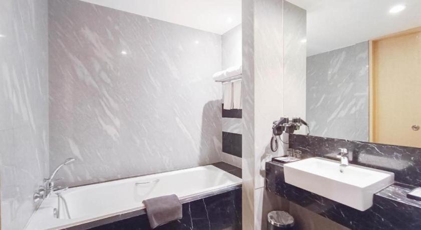 Brits Hotel Karawang Esterno foto