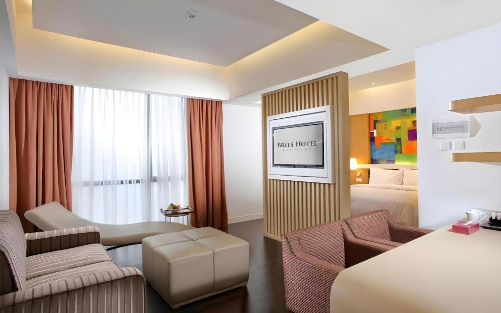 Brits Hotel Karawang Esterno foto