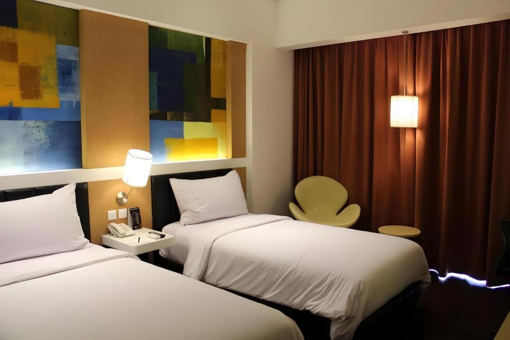 Brits Hotel Karawang Esterno foto