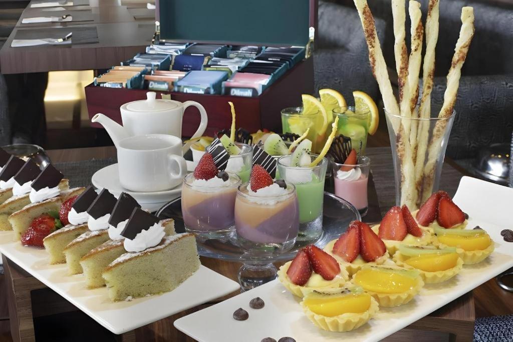 Brits Hotel Karawang Esterno foto
