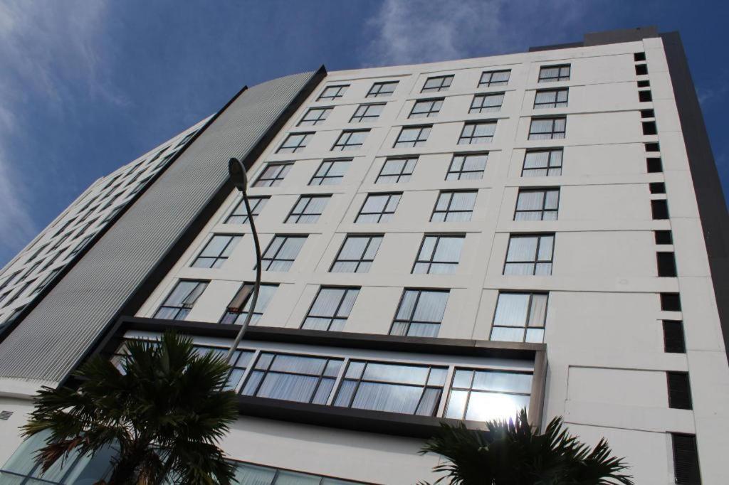 Brits Hotel Karawang Esterno foto